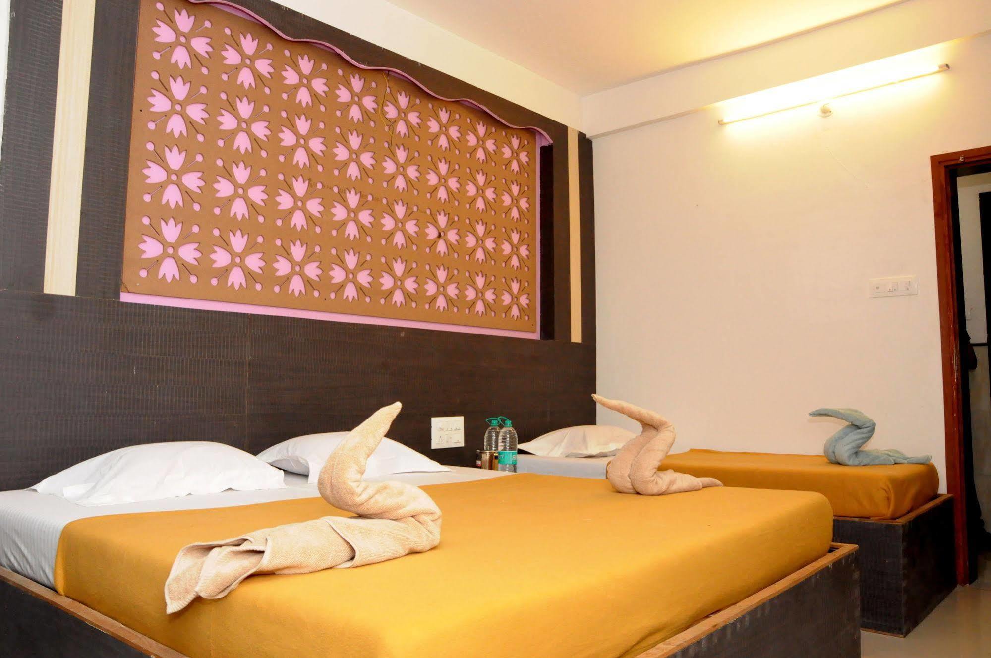 Hotel Malhar Palace Shirdi Exterior foto