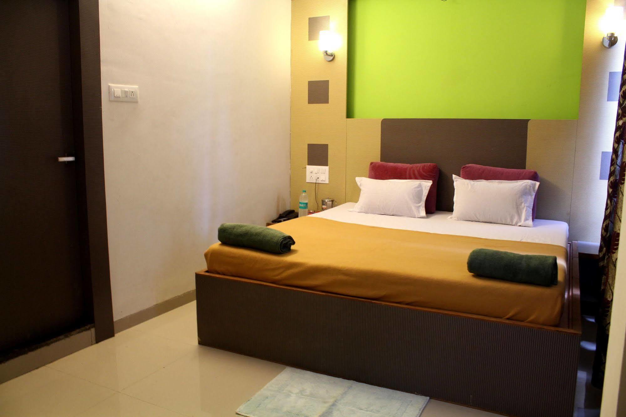 Hotel Malhar Palace Shirdi Exterior foto