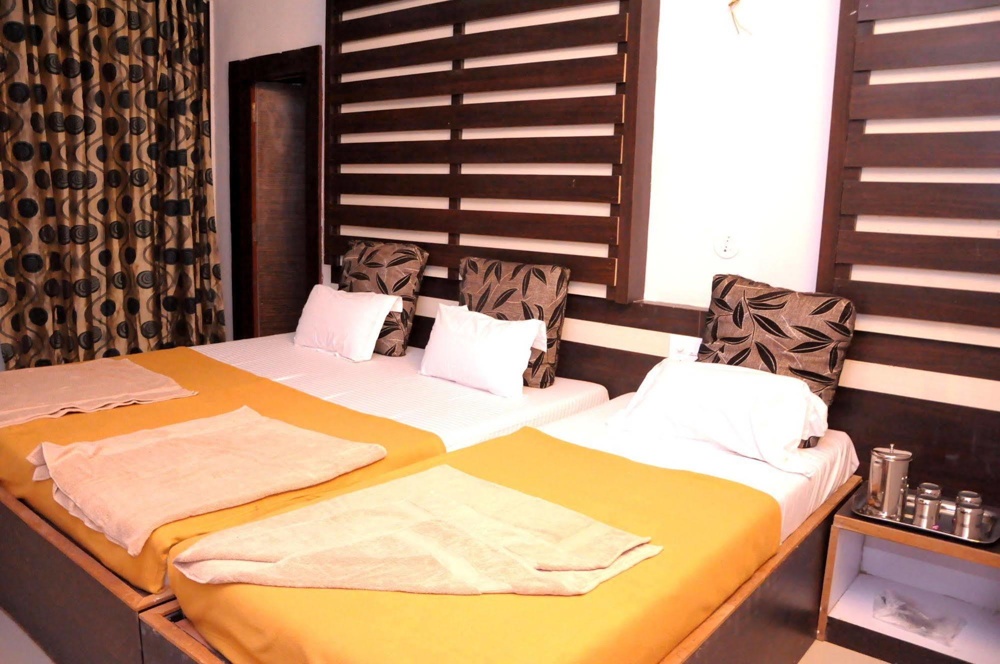 Hotel Malhar Palace Shirdi Exterior foto