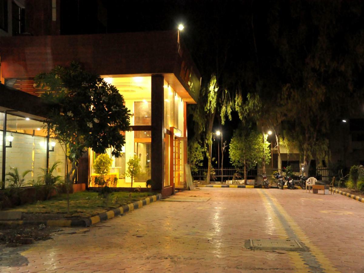 Hotel Malhar Palace Shirdi Exterior foto