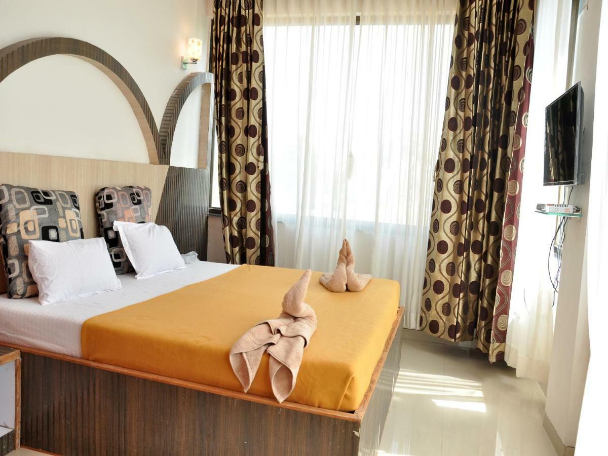 Hotel Malhar Palace Shirdi Exterior foto